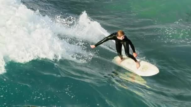 Surfista profissional extremo surfando forte onda oceânica em azul profundo-verde Oceano Pacífico — Vídeo de Stock
