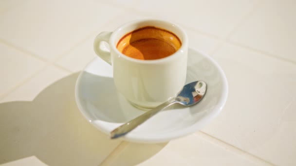 Primer plano de una taza de café negro — Vídeo de stock