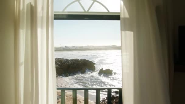 Baleal, Portugalia. Okno przy plaży z zachodem słońca w tle — Wideo stockowe