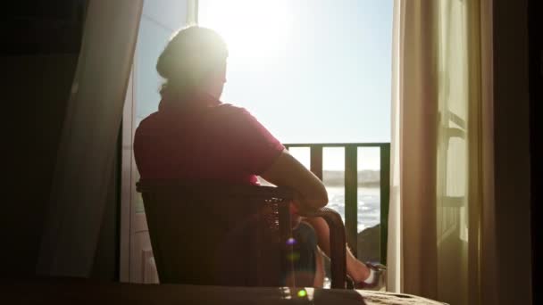 Baleal, Portugal. Turista disfrutando del amanecer desde una ventana del hotel — Vídeos de Stock