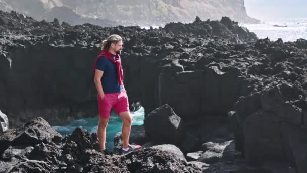 Turista observa un paisaje marino con las montañas en el fondo — Vídeos de Stock