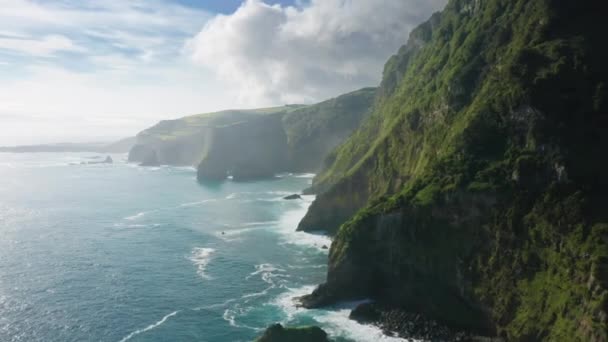 Montañas de Casa do Gato Tomás rodeadas de océano atlántico, Isla Flores, Azores — Vídeos de Stock