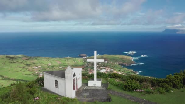 Παρεκκλήσι στην κορυφή του βουνού με θέα στη θάλασσα, Μοστέιρος, San Miguel Island, Αζόρες — Αρχείο Βίντεο