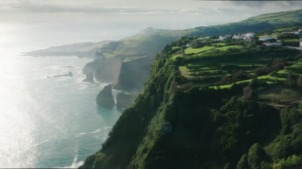 Village található sziklás szikla az óceán, Casa do Gato Tomas, Flores Island — Stock videók