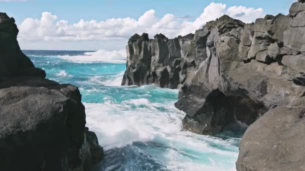 Schilderachtig uitzicht op zee onder de helderblauwe luchten — Stockvideo