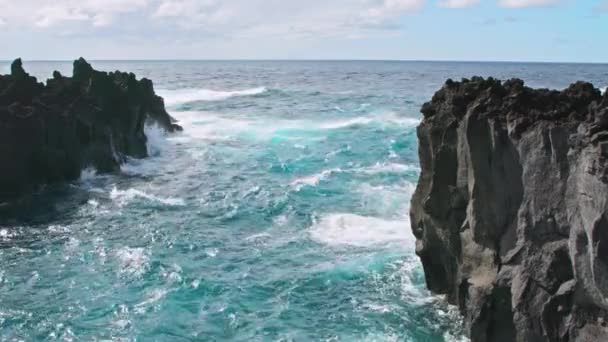 Divoký Atlantický oceán vody stříkající o skály — Stock video