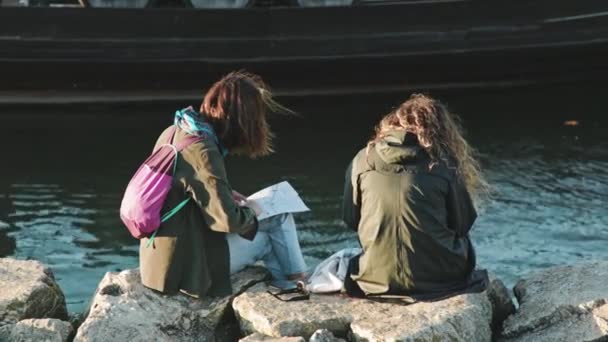 포르투, 포르투갈. 화창 한 오후에 옥외에서 휴식을 취하는 사람들 — 비디오