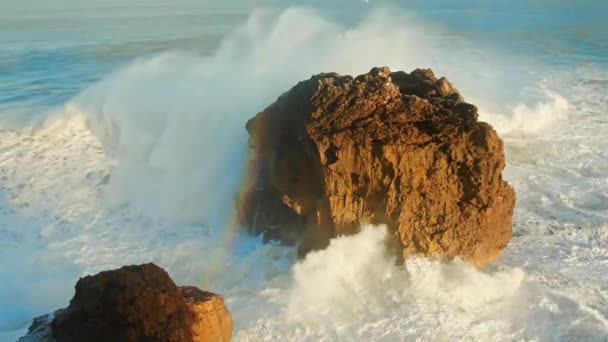 Vista da vicino delle onde oceaniche nella Costa d'Argento vicino a Nazare, Portogallo — Video Stock