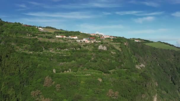 Bergen met huizen van Casa do Gato Tomas, Flores Island, Azoren, Portugal — Stockvideo