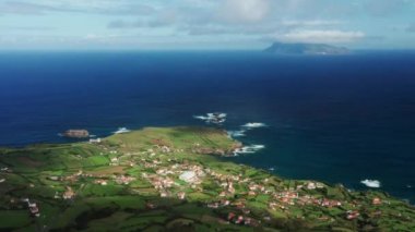 Okyanusun kırsal kesimlerindeki evler, Mosteiros, San Miguel Adası, Azores