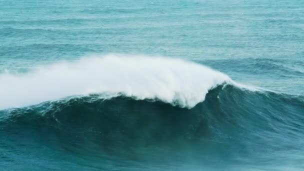 Una playa impresionante con olas gigantes en Nazare, Portugal — Vídeos de Stock