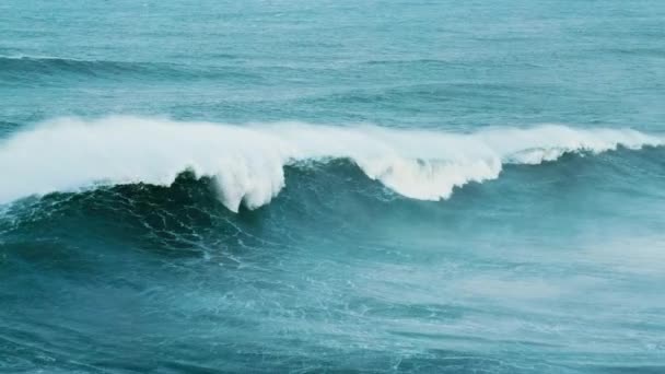 Nazare, Portugal. Marea extremadamente masiva combinada con fuertes vientos y corrientes — Vídeos de Stock