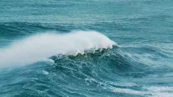Nazare, Portugal. As ondas batendo contra a costa — Vídeo de Stock