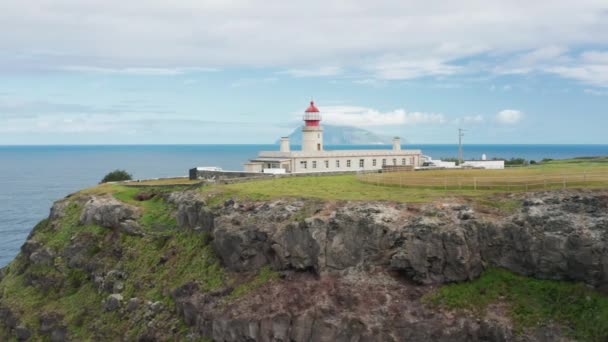 Albarnaz Lighthouse kalliolla Atlantin valtamerellä, Flores Island, Azorit, Portugali — kuvapankkivideo