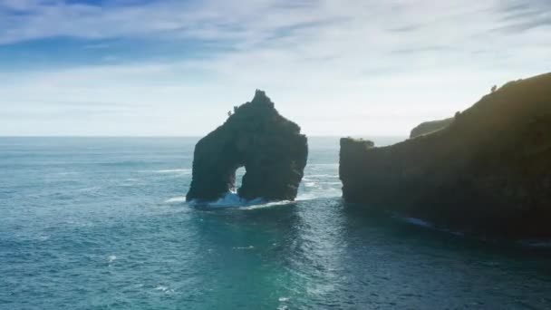 Scogliere rocciose nell'oceano Atlantico, Casa do Gato Tomas, Flores Island, Azzorre — Video Stock