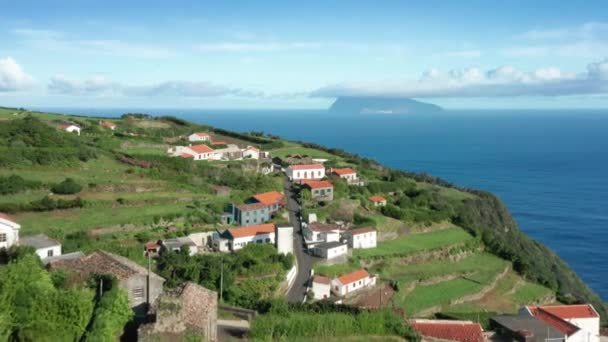 Будинки Каса-ду-Гату-Томас села на скелях в атлантичному океані, острів Флорес — стокове відео