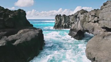Sahilden görülebilen ıssız bir turizm merkezi.
