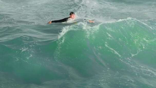 SLOW MOTION ung man surfa en stor kraschar ocean våg i solig natur, RÖD kamera — Stockvideo
