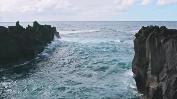 Belo destino de férias de verão idílico como visto de uma costa — Vídeo de Stock