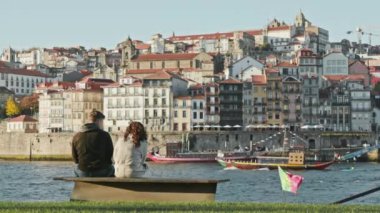 Arka planda geleneksel tekneler bulunan Portekiz ulusal bayrağı