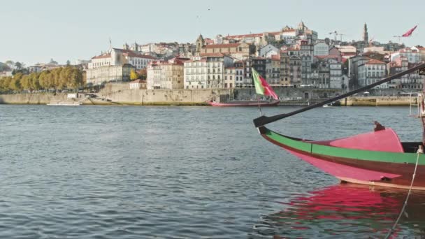 Pittoresk utsikt över staden med traditionell båt och gammal arkitektur i bakgrunden — Stockvideo