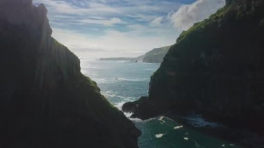 Güneşli bir günde Flores adasıyla Atlantik Okyanusu Casa do Gato Tomas, Azores