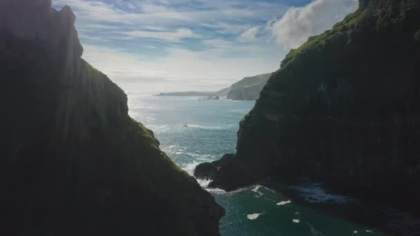 Атлантичний океан з островом Флорес у сонячний день, Casa do Gato Tomas, Azores — стокове відео