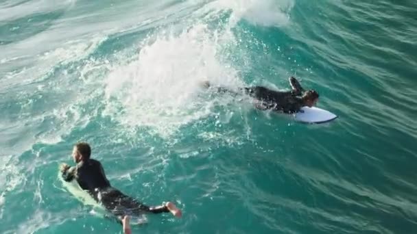 SLOW MOTION cinemático surfista iniciante do sexo masculino equitação pequena onda ao pôr do sol, vermelho — Vídeo de Stock