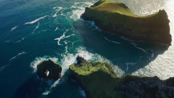 Falésias no oceano atlântico coberto de grama da Casa do Gato Tomas, Ilha das Flores — Vídeo de Stock