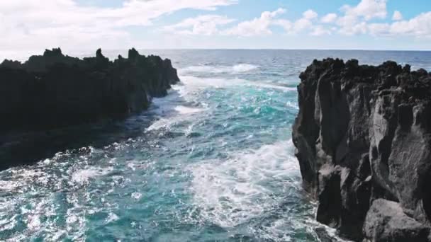 Schöne Landschaft des Atlantiks von einem Ufer aus — Stockvideo