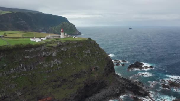 Point de vue pittoresque avec phare d'Albarnaz, île Flores, Açores, Portugal — Video