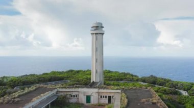 Yaşlı Ponta dos Rosais deniz feneri çevreleyen yeşil bitki örtüsü, Sao Jorge, Azores