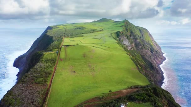 Isla Sao Jorge que cubre campos agrícolas verdes, Azores, Portugal, Europa — Vídeos de Stock