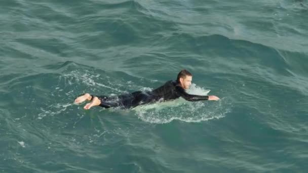 冲浪手在冲浪板上面对巨浪，有人在加利福尼亚乘浪破浪，红色 — 图库视频影像