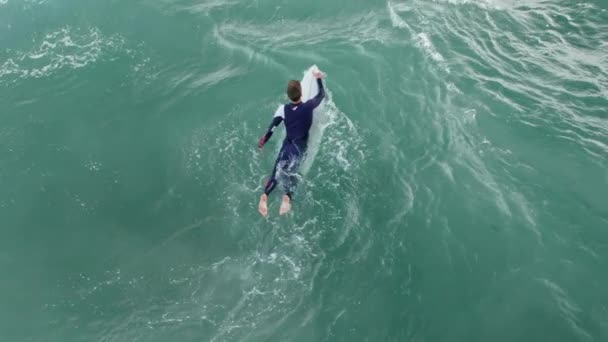 Naturhintergrund, Surfer schnitzt starke Welle auf Surfbrett, ROTE Kamera — Stockvideo