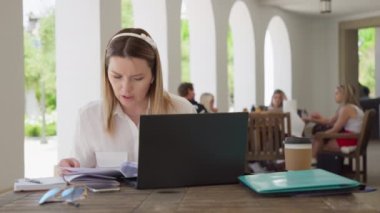 Muhasebeci mali teftiş yapıyor, finansçılar 8K görüntü, kadın