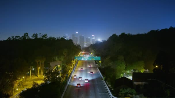 高速道路のトラフィックと夜の都市の都市ビュー。ラッシュアワーロード、夜景 — ストック動画