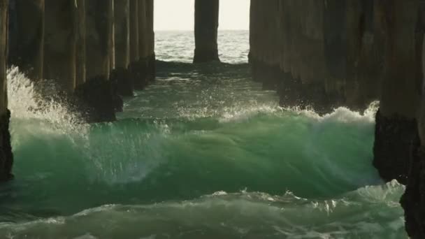 Burzliwa plaża w świetle zachodu słońca, Ocean krople podkreślone w świetle letnim zachód słońca — Wideo stockowe