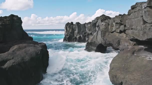 Sao Miguel Adası, Azores, Portekiz. Vahşi köpüklü dalgalı deniz manzarası — Stok video