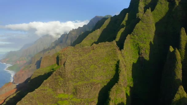 Hermoso fondo verde de la naturaleza con crestas de montaña y picos. Puesta de sol aérea — Vídeo de stock