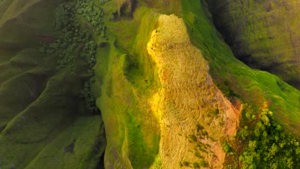 4k повітряних зелених скель Природа на тлі золотого заходу світла, гори вид — стокове відео