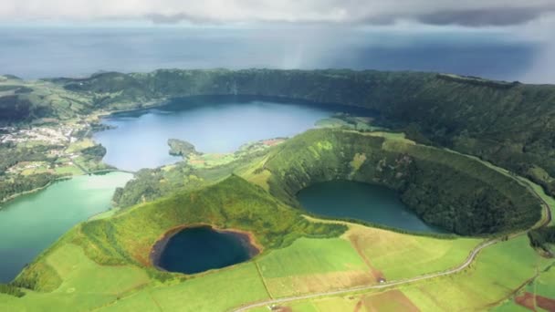 Blå och gröna sjöar från Vista do Rei synvinkel — Stockvideo