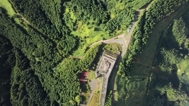Images de drones de l'hôtel abandonné entouré d'une végétation verdoyante — Video