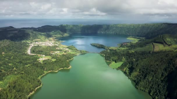 Vista aérea de paisajes volcánicos notables — Vídeos de Stock