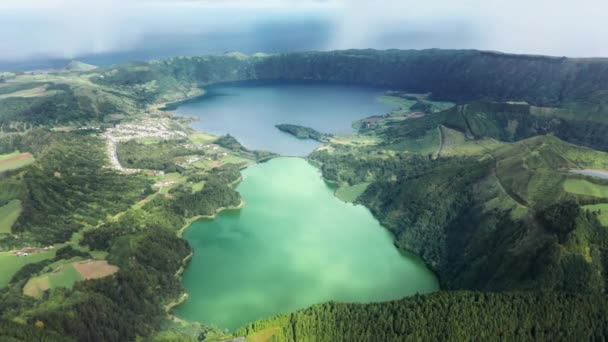 Häpnadsväckande drönarbilder över de blåa och grönaktiga sjöarna — Stockvideo