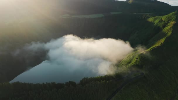 Schöner Sonnenaufgang über dem See im Krater mit dichtem Dampf — Stockvideo