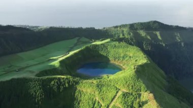 Sete Cidades gölünün güzel bir manzarası.