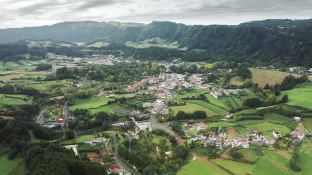 Drohnenaufnahmen der Siedlung innerhalb einer Vulkaninsel — Stockvideo