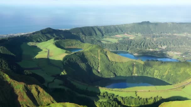 Vista aérea sobre el icónico mirador de la isla — Vídeos de Stock