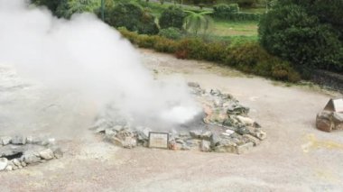 Sıcak kaynaklar köyün merkezine saçıldı.